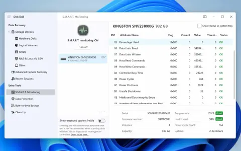 Monitorowanie S.M.A.R.T. dysku Kingston SNV2S1000G 932 GB. Widoczne dane o stanie dysku, temperaturze i poziomie zdrowia.