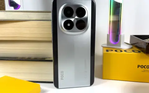 Srebrny POCO z czterema aparatami. Dowiedz się, jak wyłączyć reklamy w Xiaomi, by cieszyć się czystym interfejsem.