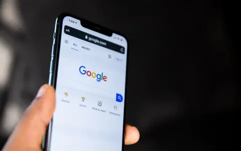 Telefon pokazuje stronę Google. Szukasz informacji, jak włączyć Google Discover?