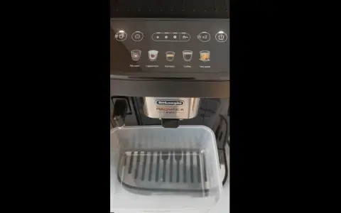 Ekspres DeLonghi Magnifica EVO gotowy do odkamieniania. Na panelu sterowania widoczne ikony napojów.