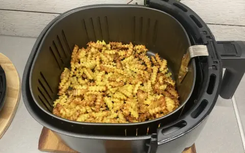 Chrupiące frytki karbowane prosto z frytkownicy beztłuszczowej. Idealne do szybkich przekąsek i jako dodatek do dań. Odkryj proste air fryer przepisy!