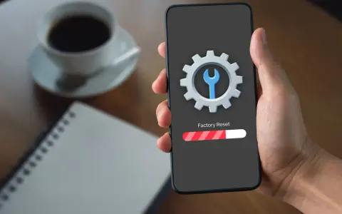 Telefon z ikoną narzędzi i paskiem postępu "Factory Reset". To może pomóc, gdy chcesz naprawić dotyk w telefonie.