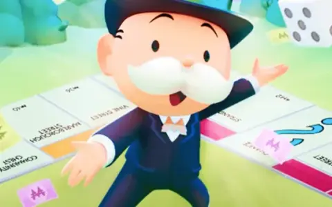 Pan Monopoly zaprasza do gry, gdzie czekają darmowe spiny Monopoly Go! W tle zielone drzewa i kostki.