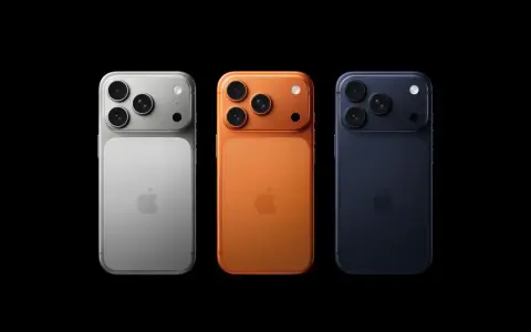 Trzy telefony iPhone w kolorach srebrnym, pomarańczowym i granatowym, z potrójnymi aparatami. Wyglądają jak przyszłe modele, może nawet iPhone 18.