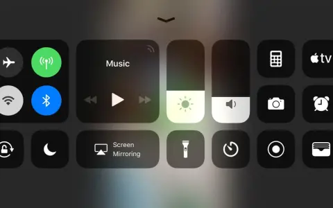 Centrum sterowania iPhone'a z opcjami Wi-Fi, Bluetooth, muzyki i Screen Mirroring. Aby włączyć AirPlay, szukaj ikony Screen Mirroring.