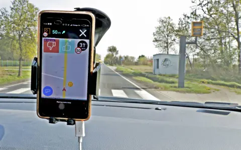 Telefon z nawigacją Yanosik pokazuje prędkość 31 km/h przy ograniczeniu do 50 km/h. Czy Yanosik działa w Niemczech? Tak, aplikacja działa i ostrzega o fotoradarach.