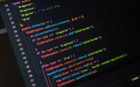 Kod JavaScript w darmowym edytorze tekstu, obsługujący zdarzenia przeciągania i upuszczania plików.