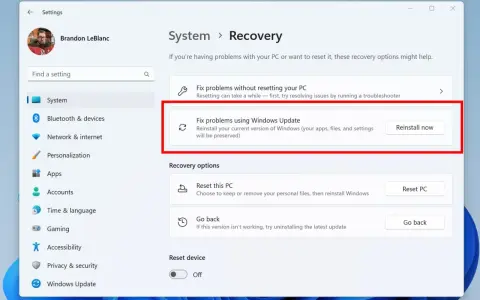 Ekran odzyskiwania systemu Windows 11, opcja "Napraw problemy przy użyciu Windows Update" do reinstalacji systemu.