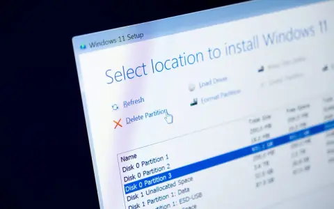 Instalator Windows 11 pokazuje opcje zarządzania partycjami. Kliknięcie "Usuń partycję" to pierwszy krok, by dowiedzieć się, jak sformatować dysk z systemem.