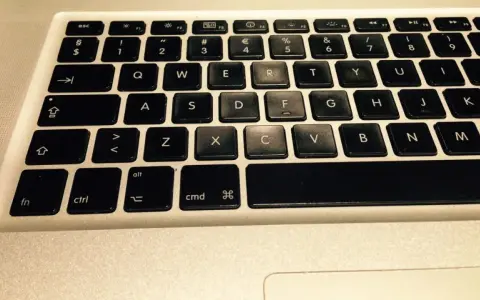 Klawiatura laptopa z widocznymi klawiszami, w tym literami "QWERTY" i "ASDFGH". Można tu znaleźć skrót klawiszowy na wyłączenie komputera.
