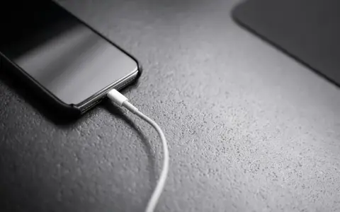 Telefon widzi ładowarkę, ale nie ładuje. Kabel podłączony, a procenty stoją w miejscu. Frustrujące!