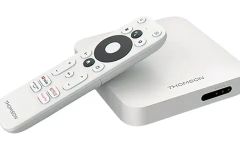 Biały smart tv box Thomson z pilotem. Dowiedz się, jak działa i jak łatwo sterować multimediami.