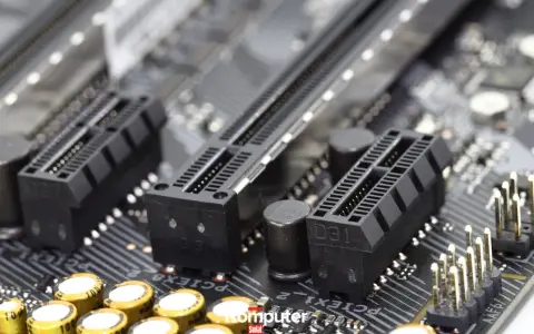 Złącza PCI Express x1 na płycie głównej, gotowe na nowe karty rozszerzeń.