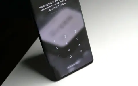 Ekran blokady telefonu z klawiaturą numeryczną i instrukcją, jak odblokować telefon przez aparat (rozpoznawanie twarzy) lub odcisk palca.
