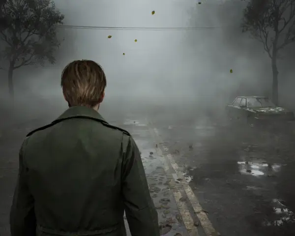Mroczna droga we mgle, bohater w zielonej kurtce, opuszczony samochód i liście. Zapowiedź Silent Hill remake.