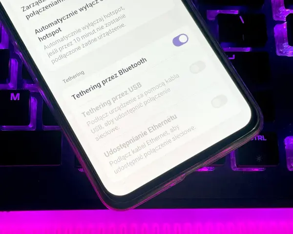 Jak udostępnić internet z telefonu? Na ekranie widać opcje tetheringu: przez Bluetooth, USB i Ethernet.