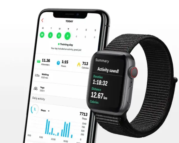 Telefon z aplikacją śledzącą aktywność i smartwatch. Krokomierz w telefonie pokazuje 7713 kroków, a zegarek podsumowuje trening: 12,67 km.