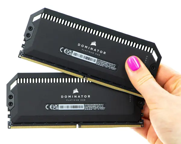 Dwie kości pamięci RAM DDR5 64GB (2x32GB) Corsair Dominator Platinum RGB.