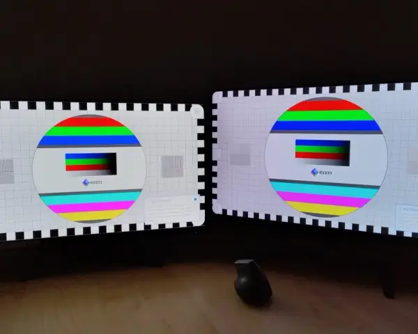Dwa monitory z testowym wzorem kolorów. Porównanie jakości obrazu VA vs IPS.