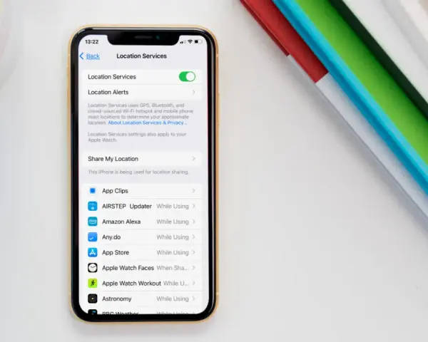 Ustawienia iPhone'a pokazują, jak wysłać lokalizację. Widoczne są opcje "Udostępnij moją lokalizację" i lista aplikacji.