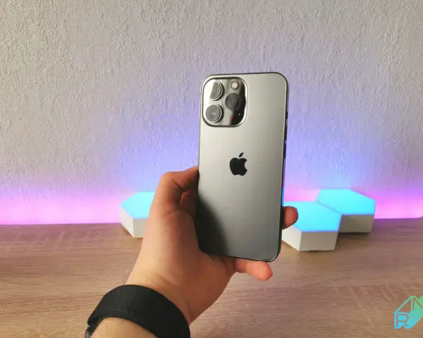 Dłoń trzyma iPhone 13 Pro. Zastanawiasz się nad jego pojemnością baterii?