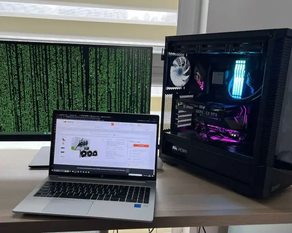 Stacja robocza z dwoma monitorami, laptopem i podświetlaną obudową PC. Dowiedz się, jak podłączyć dwa monitory do laptopa.