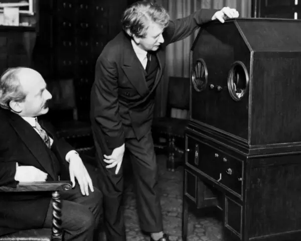 Dwóch mężczyzn przy wczesnym telewizorze. Czy to właśnie ten wynalazł telewizor?