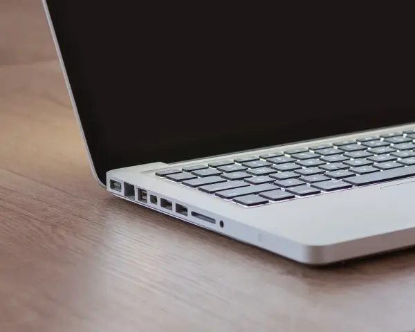 Czekam na inspirację, gdy czarny ekran w laptopie odbija światło.