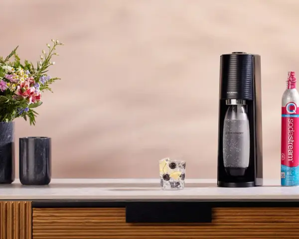 SodaStream nabój na ile starcza? Zobacz, jak łatwo przygotować orzeźwiający napój z cytryną i wiśniami.