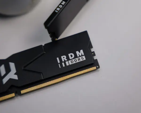 Moduł pamięci IRDM DDR5, gotowy do instalacji. Porównanie DDR4 vs DDR5 w praktyce.