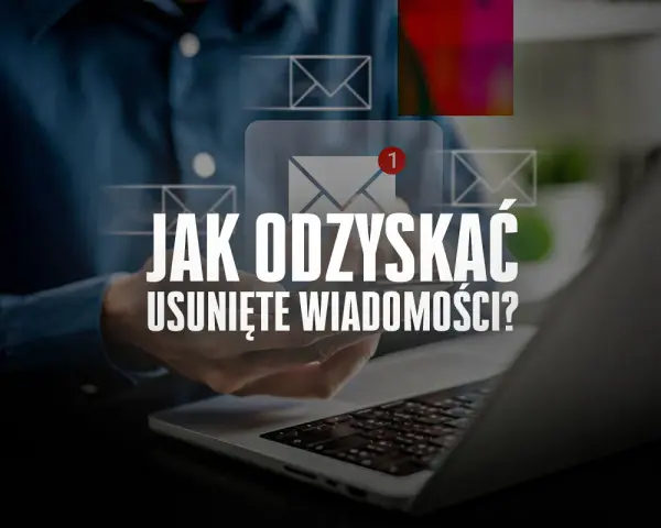 Odzyskiwanie usuniętych wiadomości SMS. Dłoń nad klawiaturą laptopa, ikony kopert.
