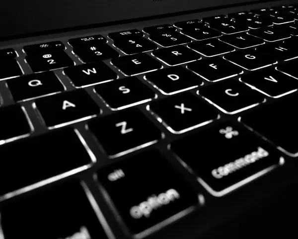 Podświetlane klawisze laptopa, w tym klawisze funkcyjne F1-F12, litery i symbole.