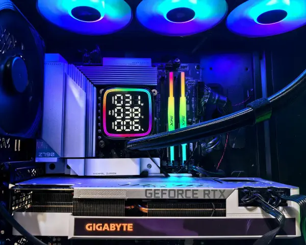 Wnętrze komputera z podświetlaną kartą graficzną GeForce RTX i wyświetlaczem temperatury CPU. Idealne do naprawy kart graficznych.