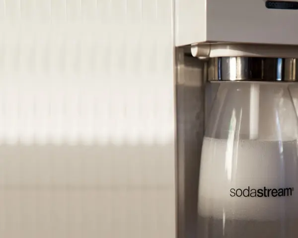 Zbliżenie na butelkę SodaStream z bąbelkami, gotową do wymiany butli.
