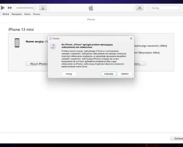 Komunikat w iTunes informuje o problemie z iPhone'em 13 mini, sugerując uaktualnienie lub odtworzenie, co może pomóc jak usunąć blokadę ekranu.