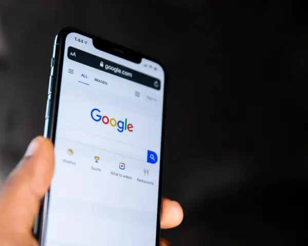 Telefon pokazuje stronę Google. Szukasz informacji, jak włączyć Google Discover?