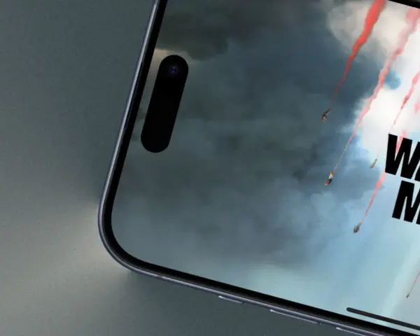 Telefon z ekranem gry Call of Duty Warzone Mobile. Widać spadające postacie z czerwonymi smugami dymu na tle burzowych chmur.