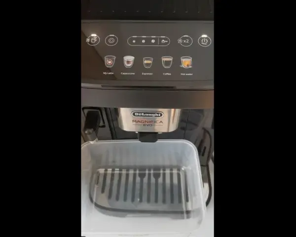 Ekspres DeLonghi Magnifica EVO gotowy do odkamieniania. Na panelu sterowania widoczne ikony napojów.