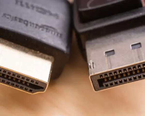 Zbliżenie na wtyczki HDMI i DisplayPort, pokazujące różnice w ich budowie.