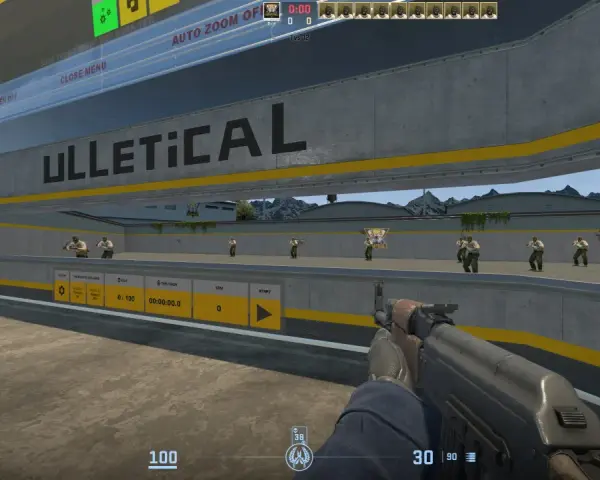 Gracz ćwiczy celność na mapie treningowej CS:GO, celując w boty. Widoczny jest interfejs gry z informacjami o postępach w wyzwaniu "The Aim Botz Challenge".