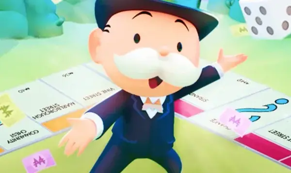 Pan Monopoly zaprasza do gry, gdzie czekają darmowe spiny Monopoly Go! W tle zielone drzewa i kostki.