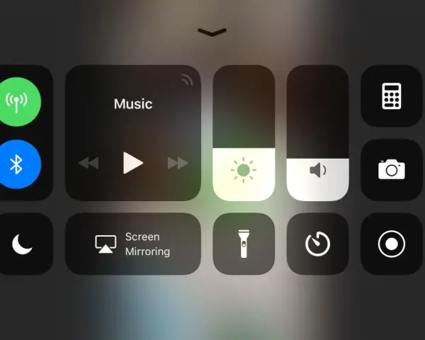 Centrum sterowania iPhone'a z opcjami Wi-Fi, Bluetooth, muzyki i Screen Mirroring. Aby włączyć AirPlay, szukaj ikony Screen Mirroring.