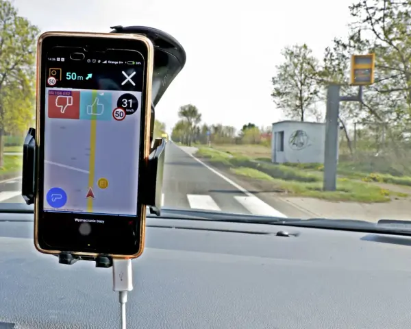 Telefon z nawigacją Yanosik pokazuje prędkość 31 km/h przy ograniczeniu do 50 km/h. Czy Yanosik działa w Niemczech? Tak, aplikacja działa i ostrzega o fotoradarach.