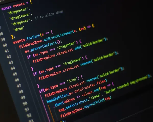 Kod JavaScript w darmowym edytorze tekstu, obsługujący zdarzenia przeciągania i upuszczania plików.