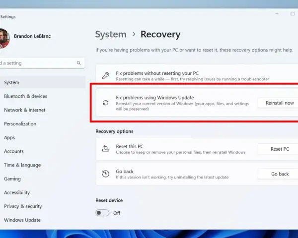 Ekran odzyskiwania systemu Windows 11, opcja "Napraw problemy przy użyciu Windows Update" do reinstalacji systemu.