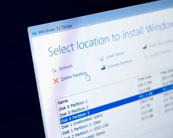 Instalator Windows 11 pokazuje opcje zarządzania partycjami. Kliknięcie "Usuń partycję" to pierwszy krok, by dowiedzieć się, jak sformatować dysk z systemem.