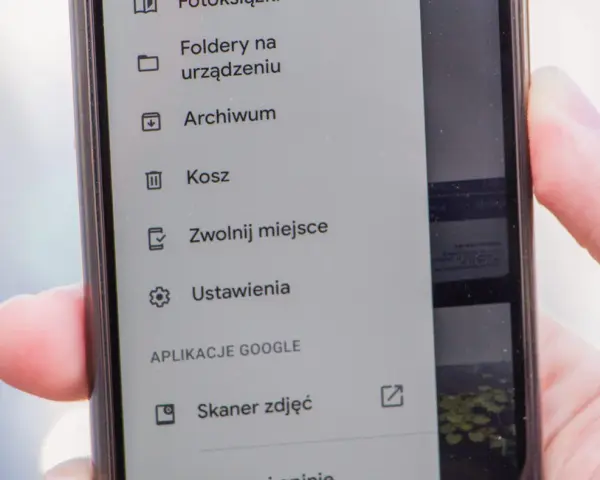 Menu aplikacji Files by Google. Widoczny jest "Kosz", gdzie trafiają usunięte pliki, oraz opcje "Foldery na urządzeniu", "Archiwum" i "Ustawienia".