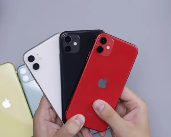 Ułatw sobie przejście z Androida na iOS dzięki tej aplikacji. Na zdjęciu iPhone'y w kolorach: żółtym, zielonym, białym, czarnym i czerwonym.