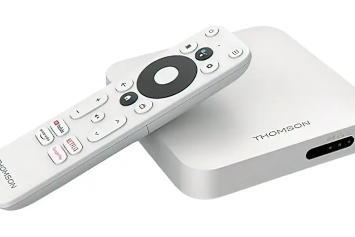 Biały smart tv box Thomson z pilotem. Dowiedz się, jak działa i jak łatwo sterować multimediami.