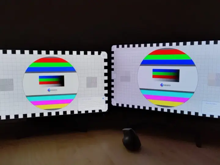 Dwa monitory z testowym wzorem kolorów. Porównanie jakości obrazu VA vs IPS.